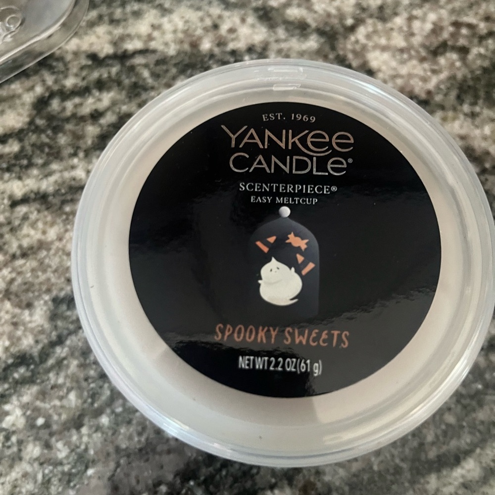 Yankee Candle Scenterpiece MeltCup with Black and White Lid